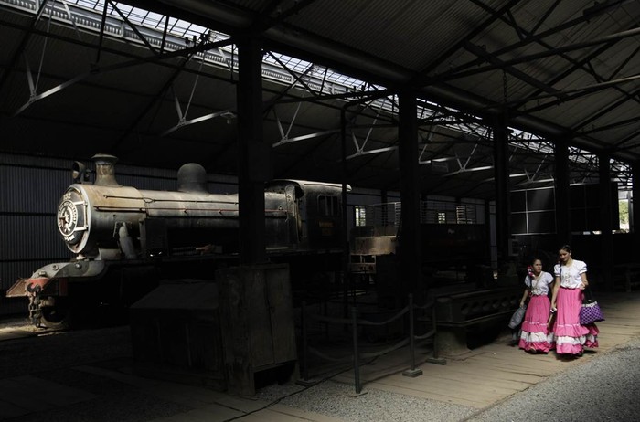 Các nữ sinh mặc trang phục truyền thống đi qua một chiếc đầu máy xe lửa thời kỳ 1960 ở bảo tàng Xe lửa Carlos Antonio Lopez trước khi tới tham dự một hội chợ văn hóa ở Sapucai, Paraguay. Chuyến tàu chạy bằng hơi nước này được khai trương ngày 21/10/1861 và chấm dứt hoạt động vào năm 2001. Nó được phục dựng vào năm 2012 để thu hút khách du lịch.